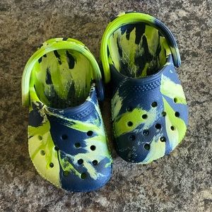 Infant crocs black and green tie dye - new without tags